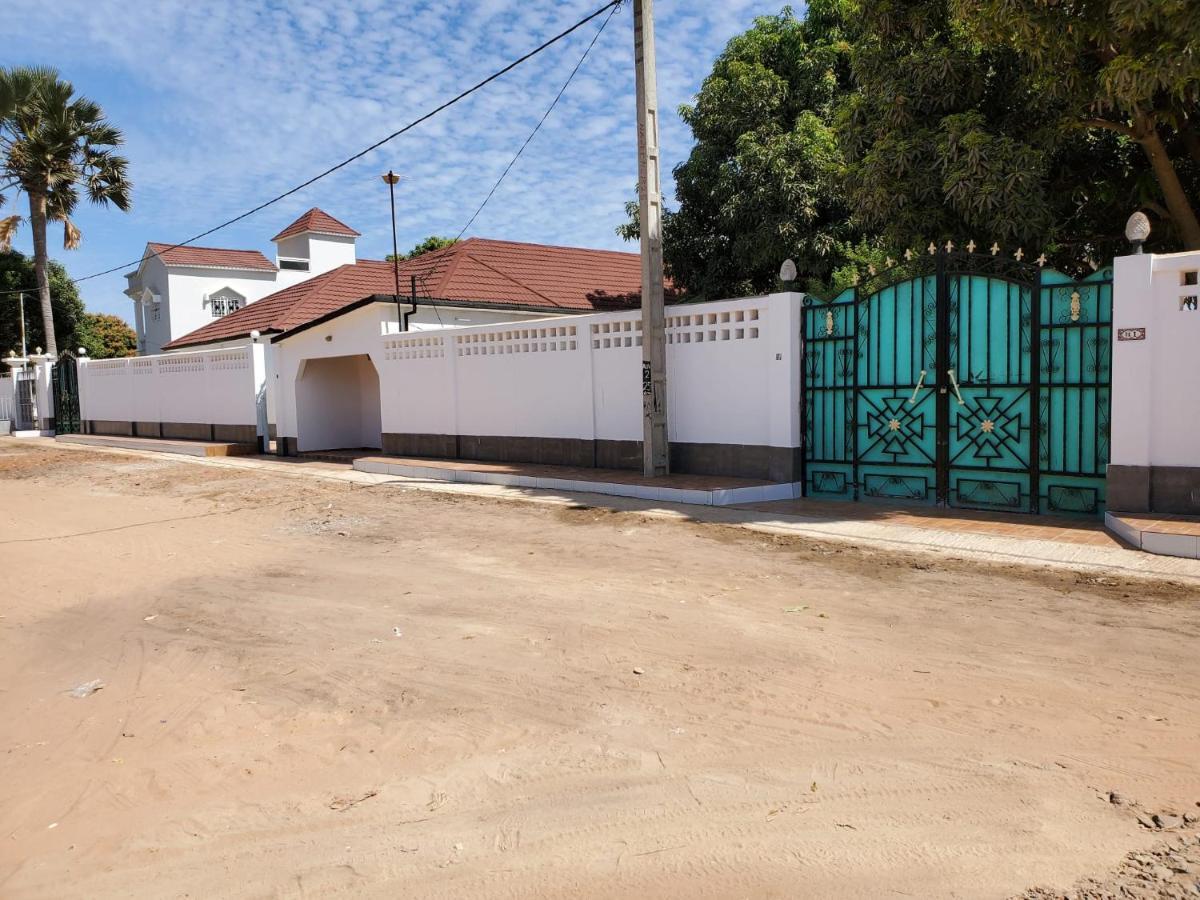The White House No.1 Villa Brufut Exterior photo